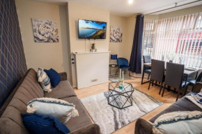 4 Bedroom House, SLEEPS 10, PERFECT FOR FAMILIES AND CONTRACTORS